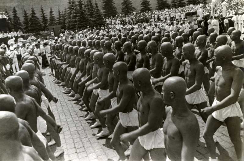 6_Rodchenko_-Athletes_on_the_Red_Square_1935.jpg