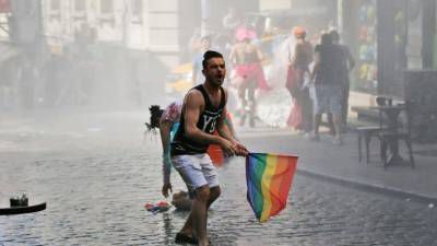 Άγρια επίθεση της αστυνομίας στο gay pride της Ιστανμπούλ