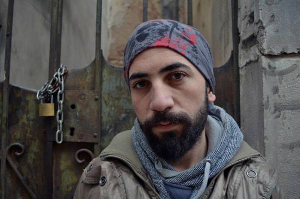 «Είσαι ένας τίμιος άνδρας. Δεν είσαι γκέι»: Η Ιστορία του Νουρ που ξέφυγε από το καθεστώς του Άσαντ και την ISIS και ζει στην Αθήνα
