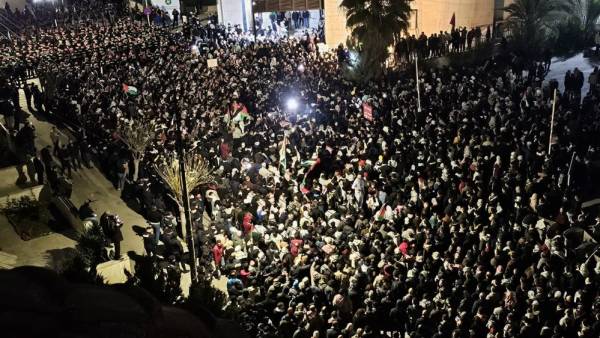 Ιορδανία: Χιλιάδες διαδηλωτές περικυκλώνουν την ισραηλινή πρεσβεία για τέταρτη συνεχή ημέρα