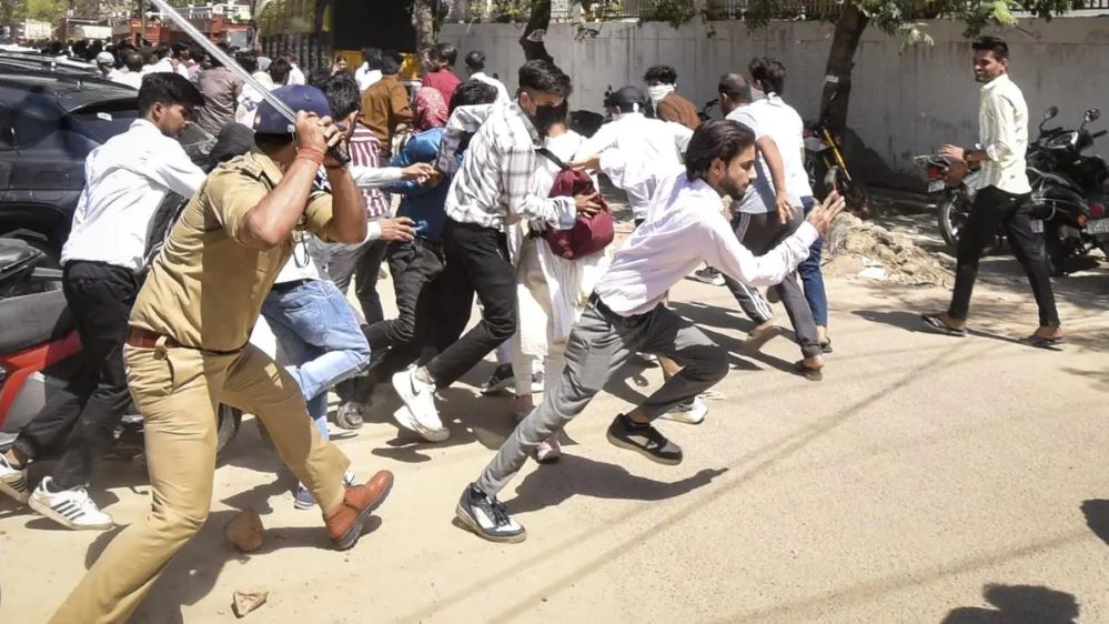 1 Noida police lathicharge