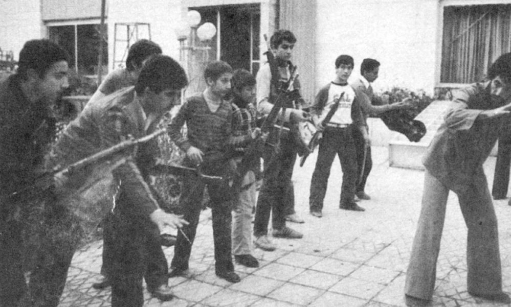 5 Νέοι Ιρανοί που υποβάλλονται σε στρατιωτική εκπαίδευση στην Τεχεράνη 1979