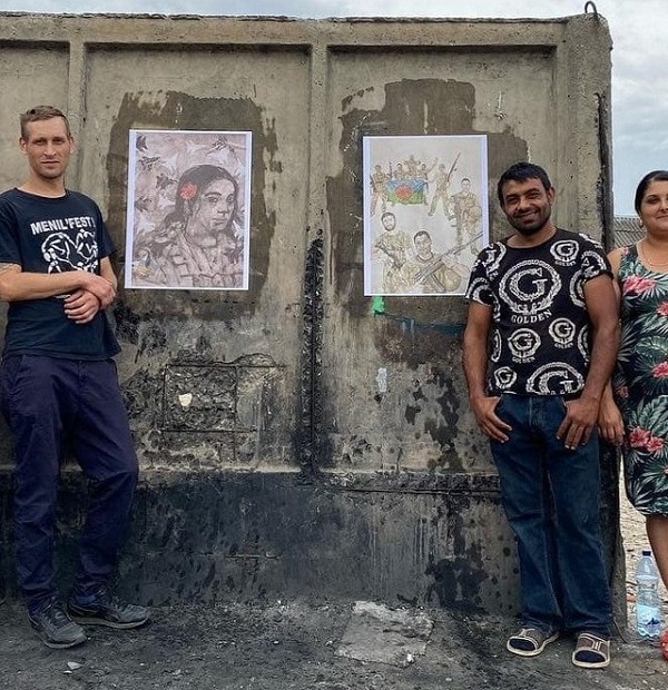 Plakat Romove obranci Ukrajiny v ulicic Uzhoroda 2022 2