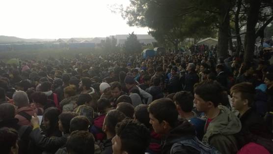 4Μαζεμένοι για να περάσουν το συνοριακό σημείο