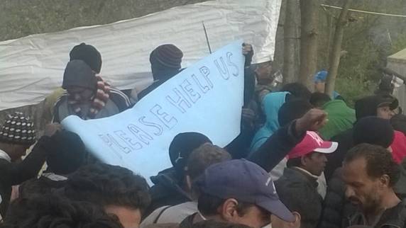 7Μπαγκλαντεσιανοί μπροστά στη συνοριακή γραμμή
