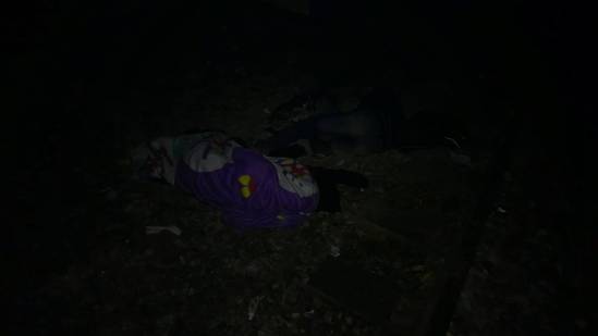 8Δύο άτομα κοιμούνται δίπλα στις γραμμές