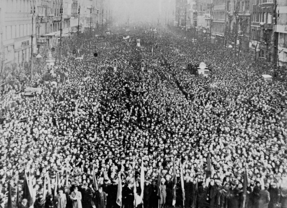 Διαδήλωση στην Πράγα στην πλατεία Βεντσέσλαου στις 28 Φεβρουαρίου 1948