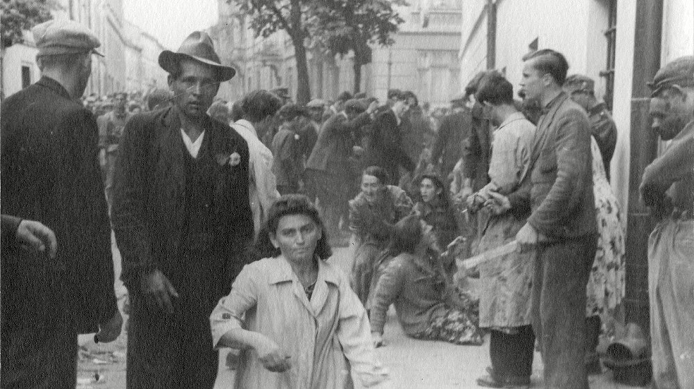 4 Scene from the pogrom in Lviv following the German invasion 