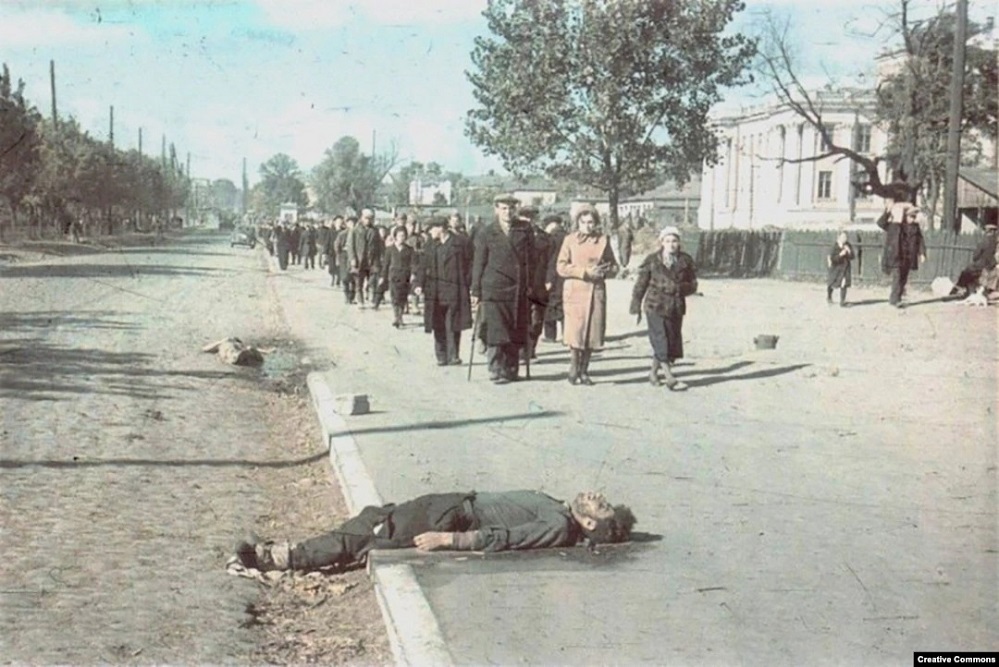 3 Dead bodies on the road of death in Kyiv in 1941 