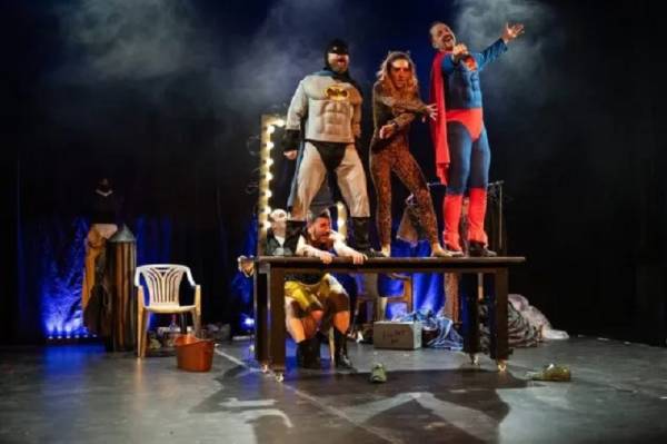 «ΠΤΗΣΗ/ΚΟΣΟΒΟ»: Η πολιτική κωμωδία του Γιετόν Νεζίραϊ στο Θέατρο Noūs-Creative space