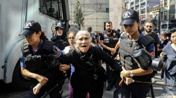 Τουρκία: Η αστυνομία Ερντογάν διέλυσε τη διαδήλωση των «Μητέρων του Σαββάτου», συγγενών ακτιβιστών που εξαφανίστηκαν στις φυλακές