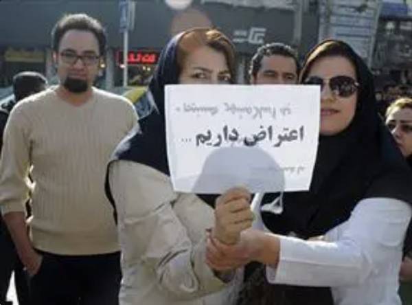 Το καθεστώς του Ιράν απειλεί με καταναγκαστική εργασία τις &quot;ακάλυπτες&quot; γυναίκες,  ενώ οι απεργίες αλληλεγγύης των εργατικών συνδικάτων υπερασπίζονται τα δικαιώματα των γυναικών-Frieda Afary