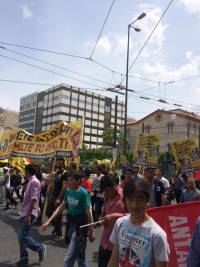 ΚΕΕΡΦΑ: Μαζική παρουσία προσφύγων στις πρωτομαγιάτικες κινητοποιήσεις ενώ η Αστυνομία προχωρά σε επιχειρήσεις σκούπα!