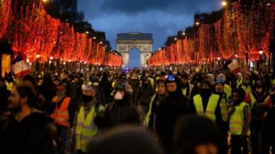 Γαλλία: Κατάρρευση στα δεξιά, απειλή από την άκρα δεξιά, ελπίδα για μια εναλλακτική λύση στα αριστερά