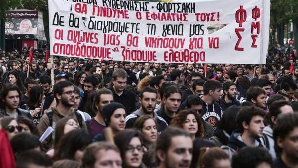 Μια γενιά ψάχνει να φτιάξει τη δική της ποίηση