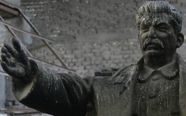 «Εχθροί ή κρυφοί φίλοι του αντικομμουνισμού;»