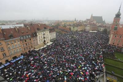 Πολωνία: Μαζικές διαδηλώσεις κατά της απαγόρευσης της άμβλωσης