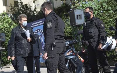 Απροκάλυπτη ομολογία Χρυσοχοΐδη: “Δεν μεταδίδεται έξω, στην ατμόσφαιρα, ο ιός, Ο ιός μεταδίδεται σε κλειστούς χώρους.”