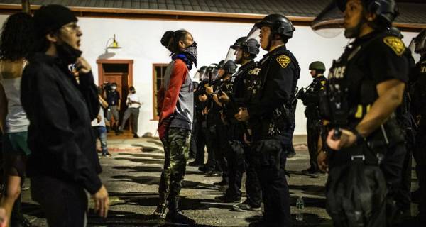 Μην πέφτετε στην παγίδα του μύθου του «Εξωτερικού Υποκινητή» στις διαδηλώσεις για φυλετική δικαιοσύνη - Γκλεν Χούλιχαν