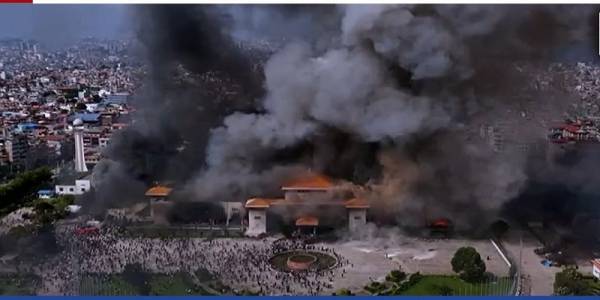 Οι Νεπαλέζοι δείχνουν στην αποτυχημένη πολιτική τάξη τι σκέφτονται για αυτήν - Roman Gautam