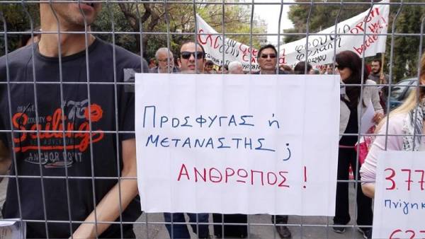 Διαδηλώνοντας στις γειτονιές της Νέας Σμύρνης και του Νέου Κόσμου.