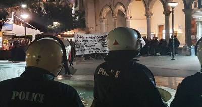 Ηράκλειο: ΜΑΤ έχουν εγκλωβίσει διαδηλωτές στην Πλατεία Λιονταριών