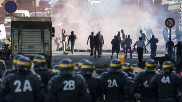 Γαλλία: Σε κλοιό κινητοποιήσεων - Συγκρούσεις οδηγών με την αστυνομία