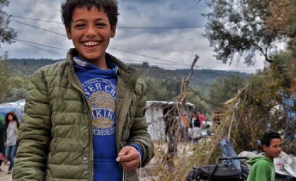 Ένας πρόσφυγας φωτογραφίζει πρόσφυγες: Η ζωή στη Μόρια με τα μάτια των εγκλείστων (Photos)