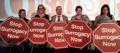 Ανακοίνωση 12 φεμινιστικών οργανώσεων: ενάντια στην παρένθετη μητρότητα και στην εμπορία γυναικών και παιδιών