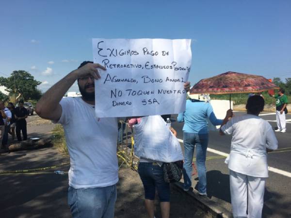 [Μεξικό] 30.000 απλήρωτοι δημόσιοι υπάλληλοι σε πορείες, απεργίες και καταλήψεις