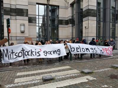 Διαμαρτυρία για το έγκλημα στα Τέμπη έξω από την Ελληνική Πρεσβεία στις Βρυξέλλες