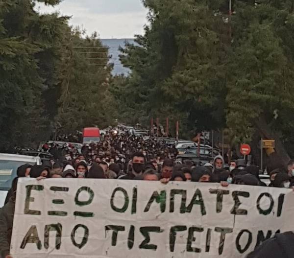 Νέα Σμύρνη: Ξυλοδαρμοί και προσαγωγές και μεγάλη πορεία ενάντια στην καταστολή