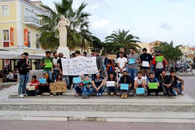 Αυξάνονται οι απεργοί πείνας στην πλατεία Σαπφούς στη Λέσβο
