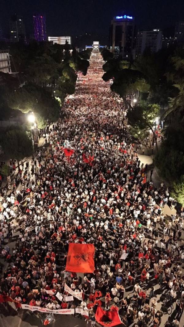 Η Επανάσταση των Φλαμίνγκο στην Αλβανία