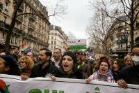 Μετά την επικύρωση του νόμου, η κινητοποίηση συνεχίζεται για την ανατροπή του Μακρόν και της μεταρρύθμισής του