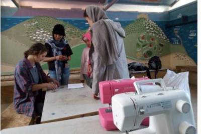 Οι μάσκες ή πέφτουν ή κατασκευάζονται... Γράφει η Κατερίνα Καλφοπούλου