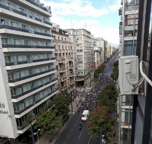 Τεράστια μοτοπορεία των απεργών εργαζομένων ντελιβερι- κούριερ