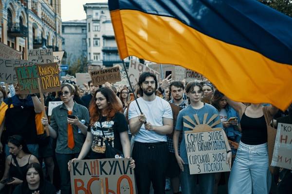 Ουκρανία: Λατρεία της προσωπικότητας ή αγώνας για μια καλύτερη ζωή; - γράφει ο Βιτάλι Ντούντιν