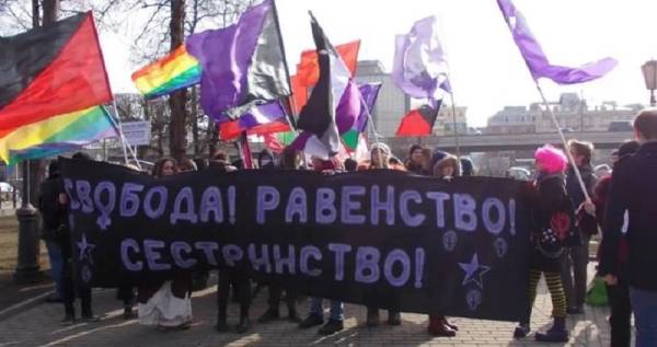 Οι φεμινίστριες της Ρωσίας βρίσκονται στους δρόμους και διαμαρτύρονται για τον πόλεμο του Πούτιν