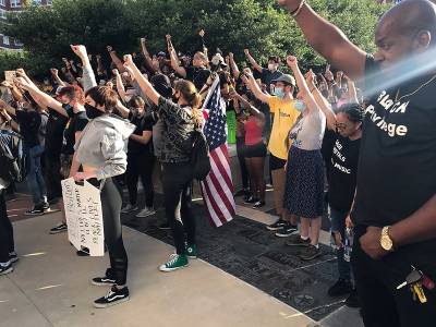 Το σιδερένιο γόνατο - Μαριάννα Τζιαντζή