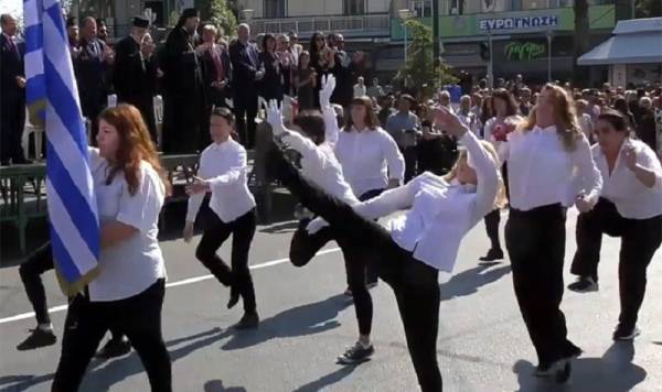 Για τις παρελάσεις, το γελοίο περπάτημα και τα γελοία υποκείμενα