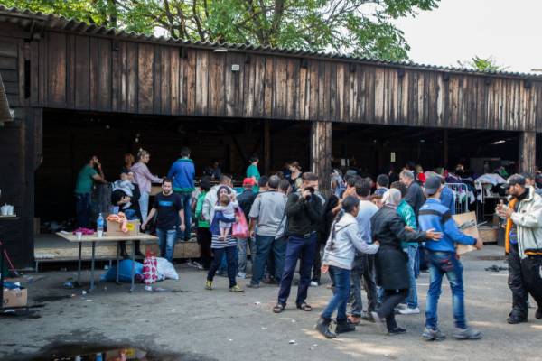 Βελιγράδι: Δομές υποστήριξης μεταναστών δέχονται επίθεση