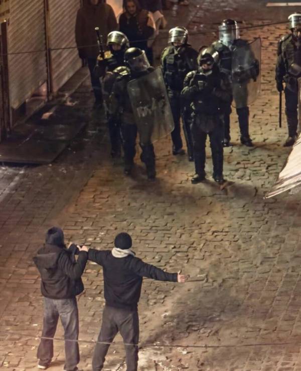 Ούτε Χαμενεΐ, ούτε Τραμπ, ούτε Σάχη: Προς έναν οδικό χάρτη για τη δημοκρατία στο Ιράν