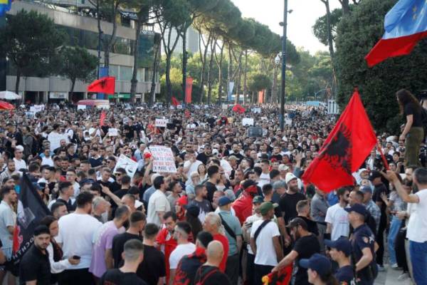 Οι κινητοποιήσεις στην Αλβανία εντείνονται ενάντια στο πολυτελές θέρετρο του Κούσνερ αξίας 4 δισεκατομμυρίων δολαρίων