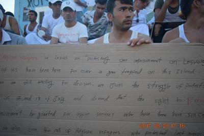 Διαμαρτυρία Αφγανών για τον συνεχόμενο εγκλωβισμό τους στη Λέσβο