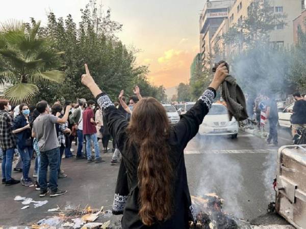Η εξέγερση των γυναικών στο Ιράν και ο αγώνας ενάντια σε όλους τους ιμπεριαλισμούς- Siyâvash Shahabi (Ιρανός εξόριστος, δημοσιογράφος)