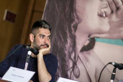 ΧΙΛΗ: Δηµοψήφισµα µε τον λαό στους δρόµους-συνέντευξη με τον Αντρές Εστεφάν