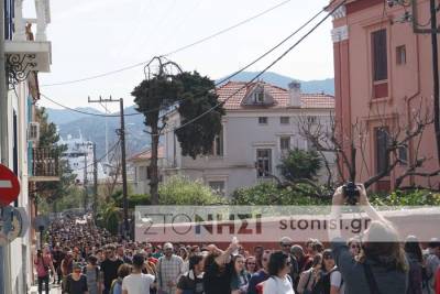 Μαζική συγκέντρωση και πορεία στη Μυτιλήνη κατά των ακροδεξιών προκλήσεων (φωτο και βίντεο)