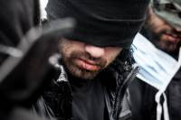 Καλαί: Έραψαν τα στόματά τους για να ακουστούν