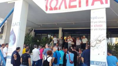 Προκλητικός εμπαιγμός των απολυμένων υδρονομέων από την διοίκηση της ΕΥΔΑΠ – Κλιμακώνουν τις κινητοποιήσεις οι εργαζόμενοι